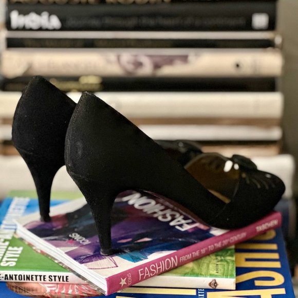 Vintage Claudia Ciutii 90s does 40s Black Cut Out Suede Peep Toe Heels- 8 1/2 - Picture 6 of 16